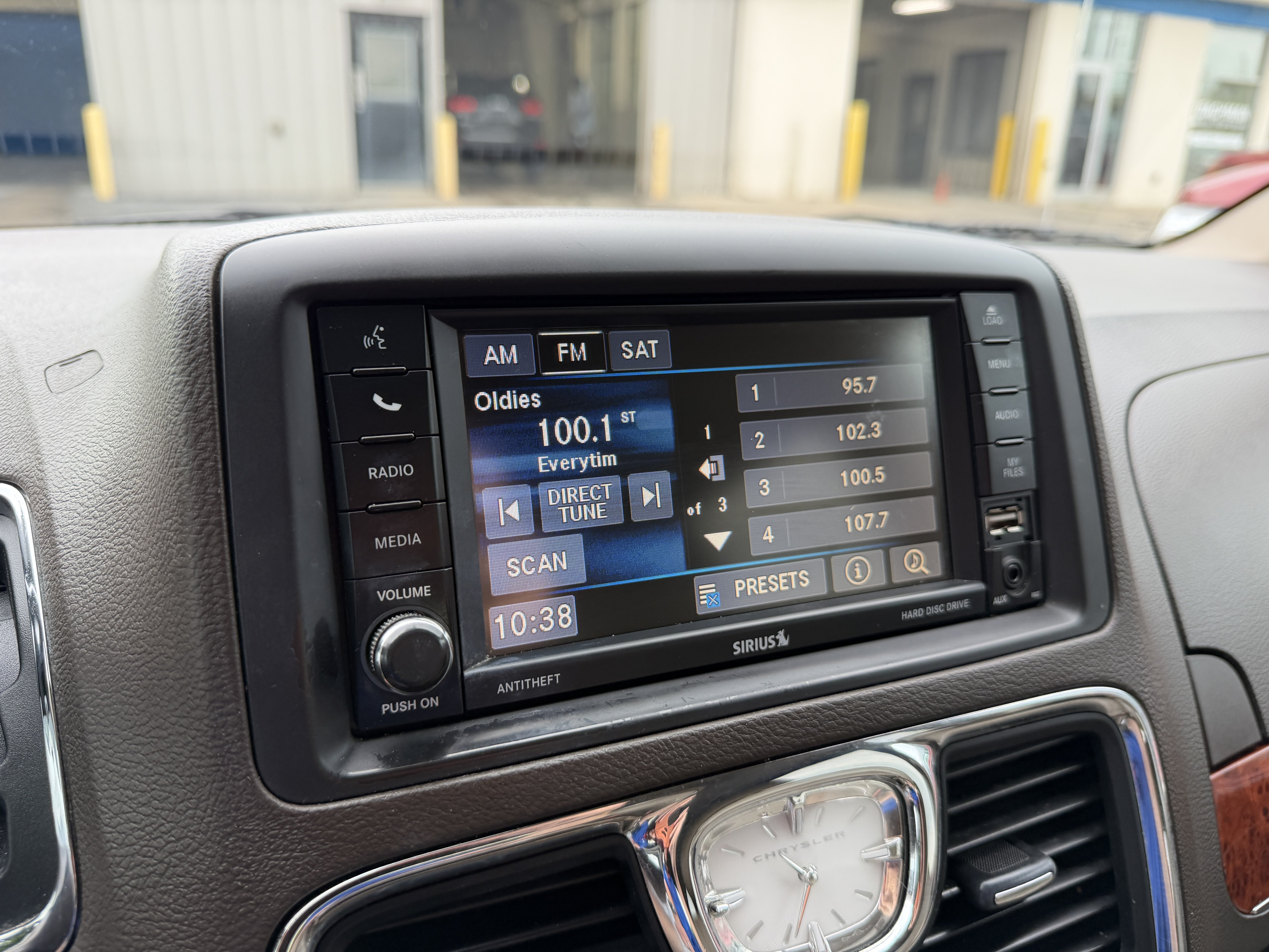 Used 2015 Chrysler Town & Country Touring w/ Driver Convenience Group FWD image 22