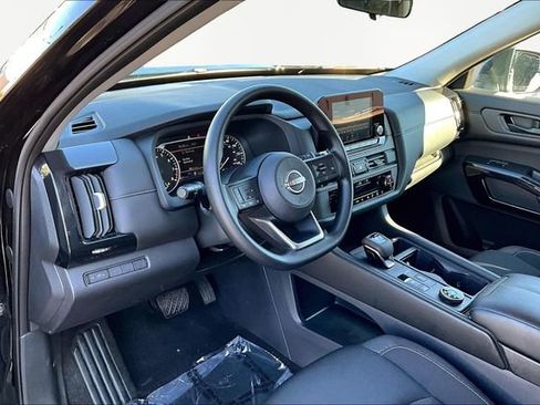 Used 2024 Nissan Pathfinder S image 12