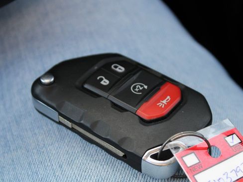 Used 2024 Jeep Gladiator Sport image 25