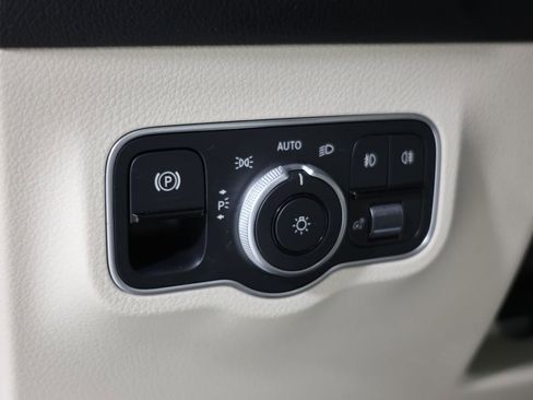Used 2025 Mercedes-Benz GLB 250 4MATIC image 22