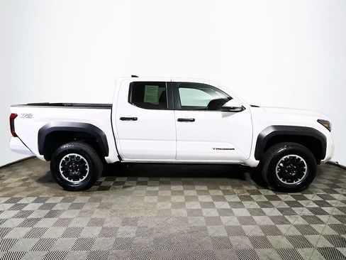 Certified 2025 Toyota Tacoma TRD Off-Road AWD/4WD image 9