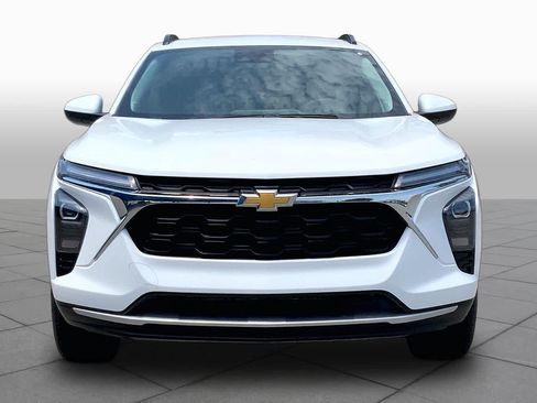 Used 2025 Chevrolet Trax LT FWD image 4
