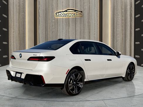 Used 2023 BMW 740i image 6