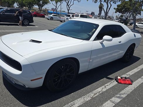 Used 2015 Dodge Challenger SXT RWD image 1