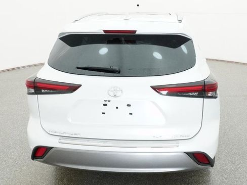 New 2026 Toyota Highlander Platinum image 3