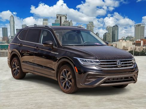 Used 2023 Volkswagen Tiguan SE w/ Panoramic Sunroof Package FWD image 3