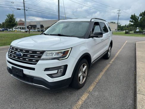 Used 2017 Ford Explorer XLT w/ Equipment Group 202A AWD/4WD image 8
