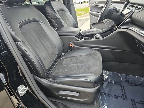 Used 2023 Jeep Grand Cherokee L Altitude image 10