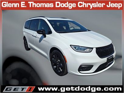 Used 2023 Chrysler Pacifica Limited w/ Uconnect Theater Family Group