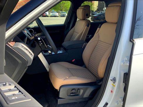 New 2025 Land Rover Discovery Dynamic SE image 9