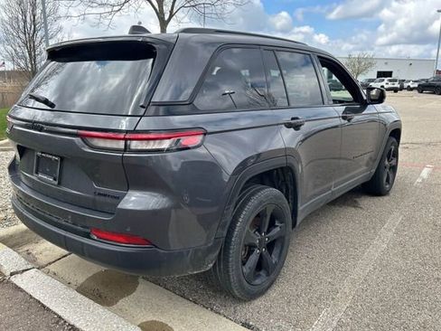 Used 2024 Jeep Grand Cherokee Limited w/ Black Appearance Package image 19