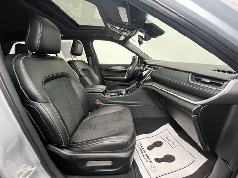 Used 2024 Jeep Grand Cherokee Altitude image 9