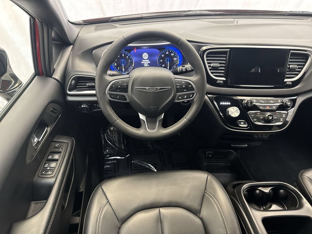 Used 2025 Chrysler Pacifica Select FWD image 14