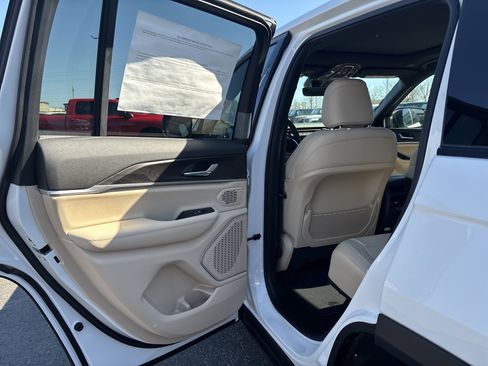 New 2026 Jeep Grand Cherokee Limited AWD/4WD image 16