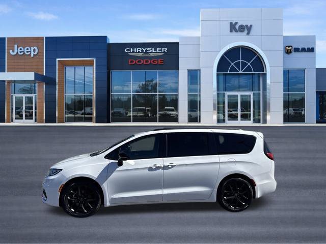 Used 2025 Chrysler Pacifica Limited FWD image 2
