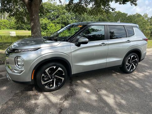 Used 2023 Mitsubishi Outlander SE AWD/4WD image 2