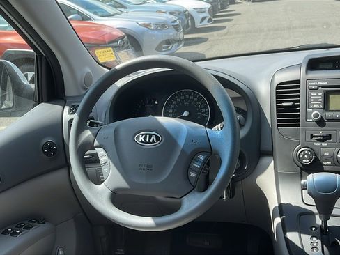 Used 2012 Kia Sedona LX image 20
