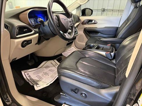 Certified 2017 Chrysler Pacifica Touring-L w/ Tire & Wheel Group FWD image 19