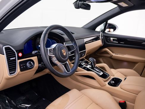 Used 2023 Porsche Cayenne AWD/4WD image 4