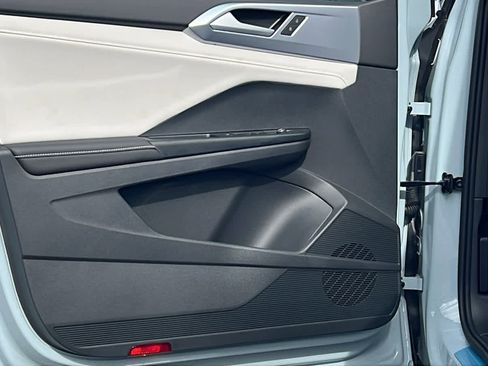 New 2026 Volkswagen Taos SE image 23