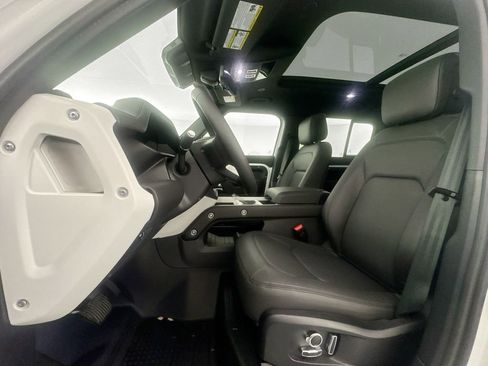 New 2026 Land Rover Defender 130 X-Dynamic SE image 19