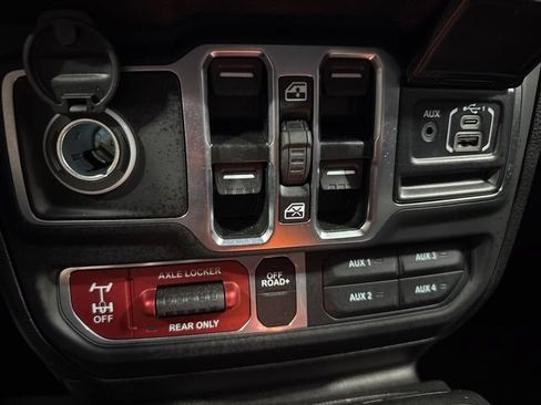 Used 2025 Jeep Wrangler Unlimited Sport AWD/4WD image 16