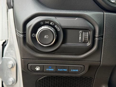 Used 2024 Jeep Wrangler Unlimited Sahara w/ Technology Group image 30