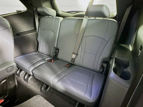 Used 2024 Buick Enclave Essence image 28