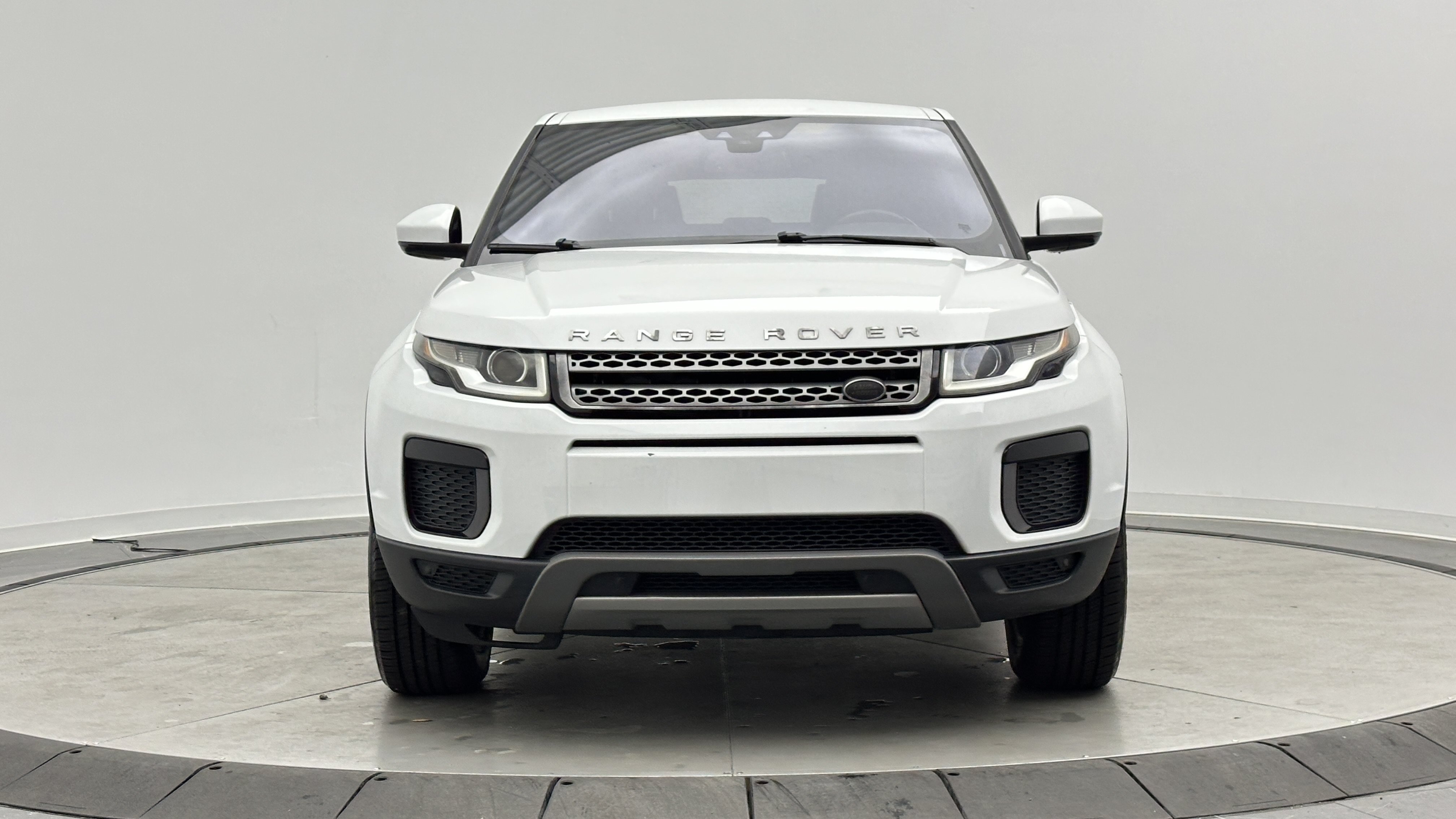 Used 2018 Land Rover Range Rover Evoque SE AWD/4WD image 2