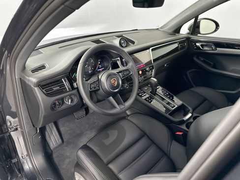 Certified 2025 Porsche Macan image 4