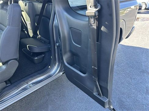 Used 2025 Nissan Frontier SV image 18