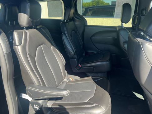 Used 2025 Chrysler Pacifica Select image 42