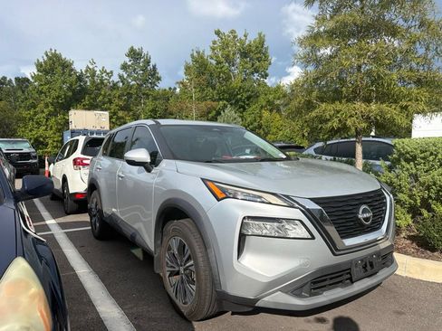 Used 2022 Nissan Rogue SV FWD image 1