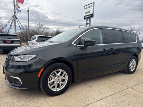 Used 2024 Chrysler Pacifica Touring-L image 7