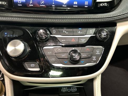 Used 2024 Chrysler Pacifica Limited FWD image 19