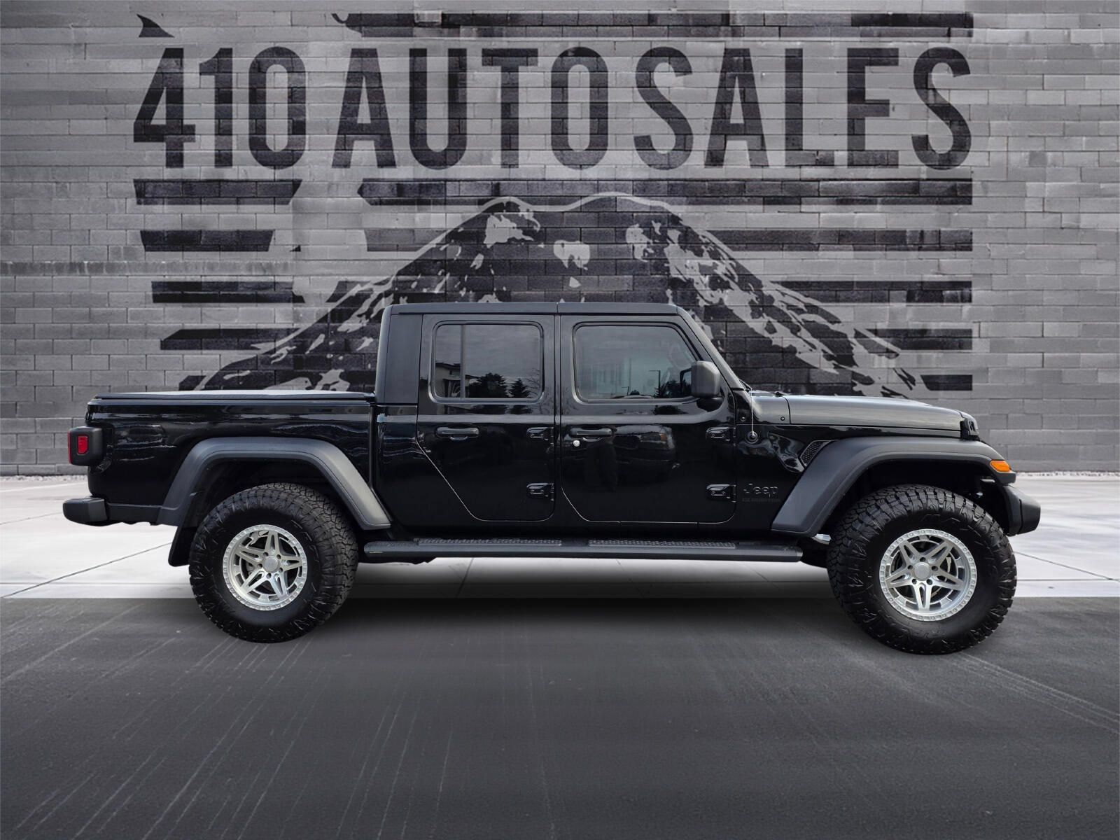 Used 2020 Jeep Gladiator Sport AWD/4WD image 2