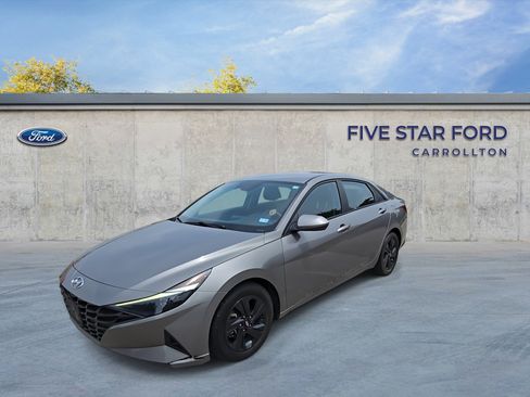 Used 2022 Hyundai Elantra SEL FWD image 4