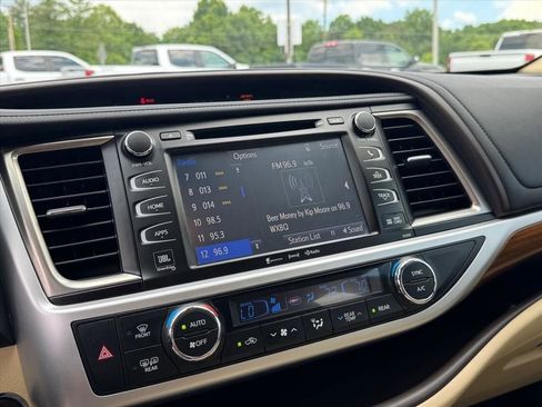 Used 2019 Toyota Highlander Limited Platinum AWD/4WD image 28