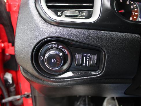 Used 2021 Jeep Renegade Latitude w/ Luxury Group II image 27