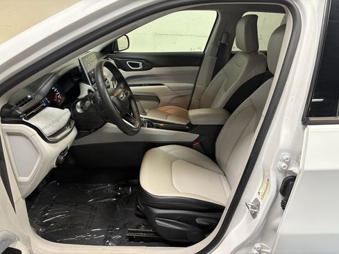 Used 2022 Jeep Compass Latitude AWD/4WD image 3