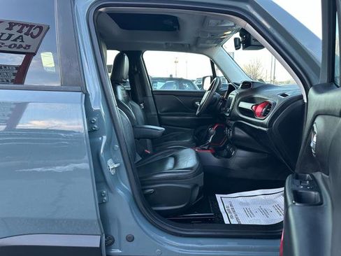 Used 2016 Jeep Renegade Trailhawk w/ Premium Trailhawk Package image 18