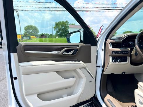 Used 2021 GMC Yukon Denali w/ Denali Premium Package image 9