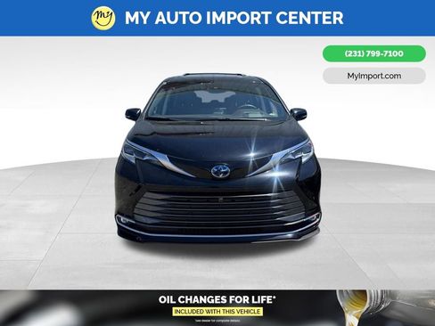 Used 2022 Toyota Sienna Platinum AWD/4WD image 2