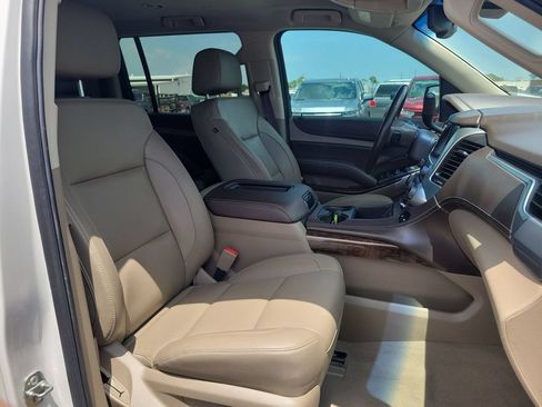Used 2020 Chevrolet Suburban LT w/ Luxury Package RWD image 27