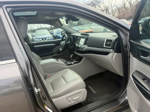 Used 2018 Toyota Highlander XLE FWD image 28