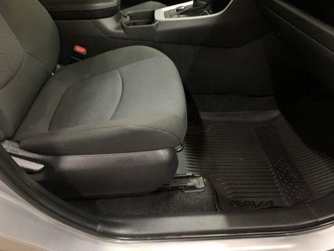 Used 2021 Toyota RAV4 XLE image 17