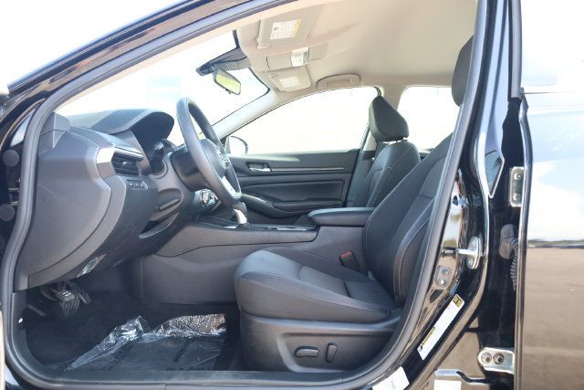 Used 2025 Nissan Altima 2.5 SV FWD image 13