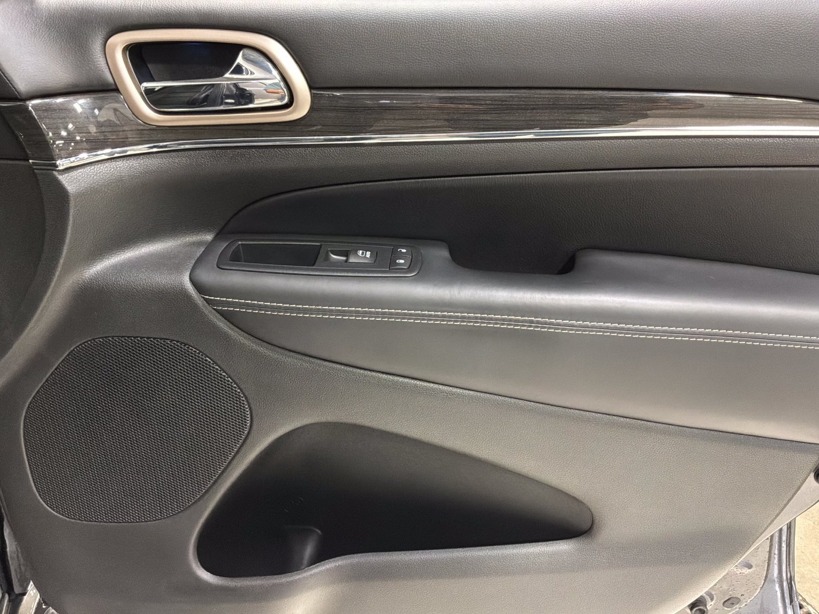 Used 2015 Jeep Grand Cherokee Overland AWD/4WD image 22