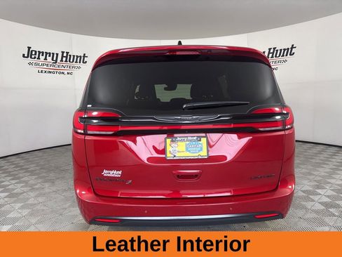 Used 2025 Chrysler Pacifica Limited FWD image 6