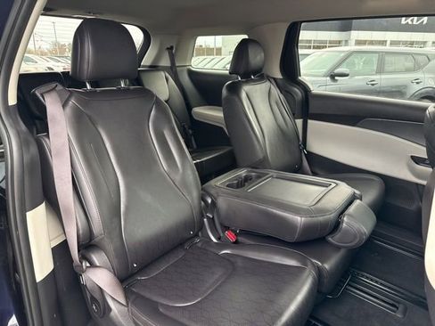 Used 2024 Kia Carnival LX image 40
